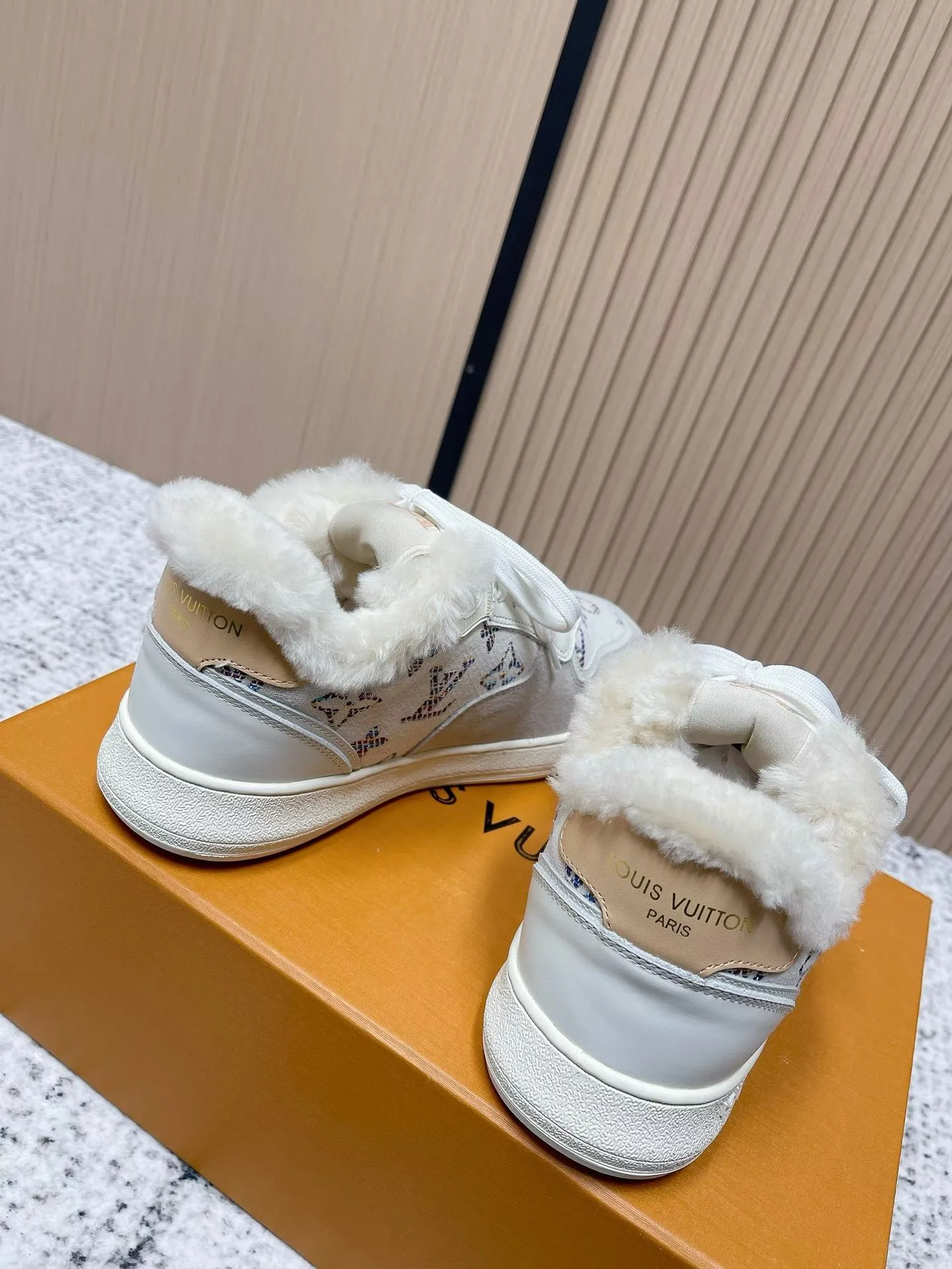 Men's shoes pP700! Top version Louis Vuiton Louis Vuitton sneakers casual shoes wool style‼ ️ LV Trainer sneakers are a classic idea inspired by retro basketball shoes by designer Virgil Abloh. This time, they are spliced ​​with smooth cow leather and Monogram embossed grained cow leather, and are embellished with Monogram flowers on the rubber outsole, reflecting a striking jump in one color! Fabric: Original imported first-layer cowhide Lining: Warm wool lining Bottom thickness: about 3cm Size: 35-41